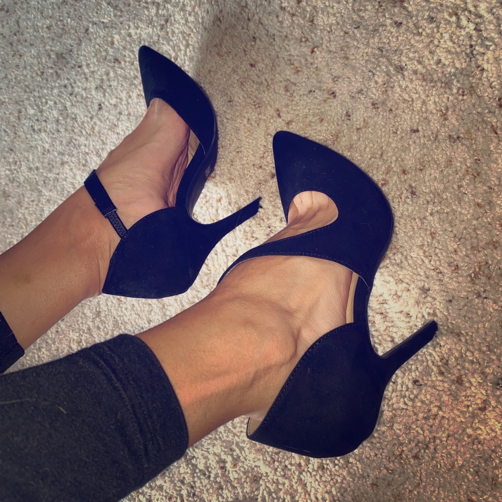 Black high heels 👠